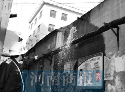 鄭州又一暖氣管道爆裂事件(圖1) 暖氣管道爆裂后,水如泉涌